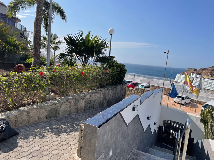 Property grounds 2, Sunny Seaview Modern apt - Pool and Beach Access, Las Palmas