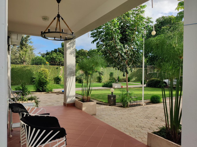 Others 4, Romantic Getaway, Meru