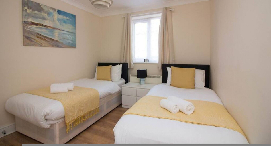 Bedroom 1, StayZo Penthouse Accommodation 1- Premier Lodge, Southampton