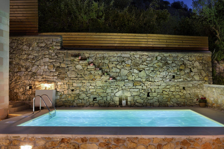 Pool 4, Cozy Holiday Home With Pool and Whirlpool in Maheri, Crete