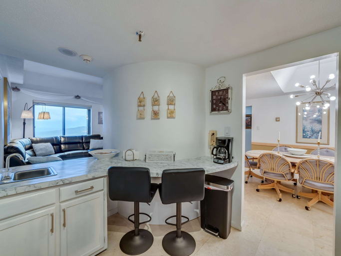 Room 5, Uhost AI 2BR Condo w Balcony Great Views, Avery