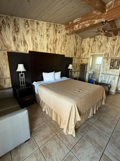 Bedroom 2, Cinderella Motel, San Benito
