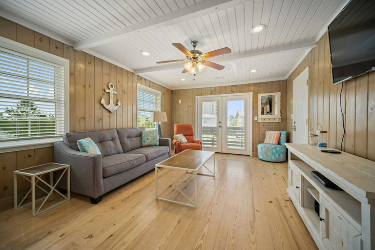 Room 3, Beach Happy Beach House 3 2 2-blocks to Beach, Baldwin