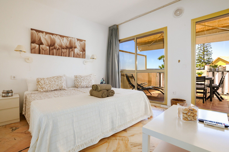Room 2, Studio in Marbella Near Romana Playa Beach, Málaga