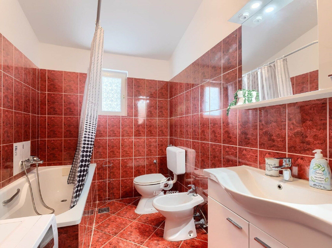 Bathroom 2, Comfortable House With Private Swimming Pool, Pula