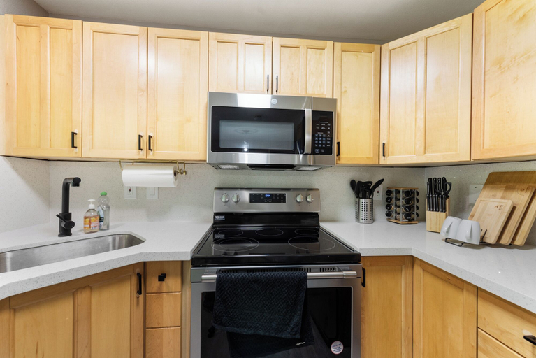 Others 5, Cheerful Kirkland Home w/AC Big Yard, Walk to Beach, King