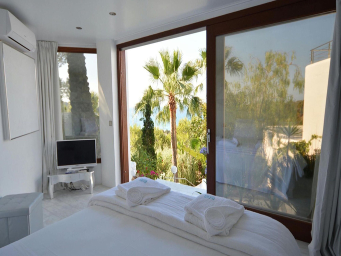 Room 4, Holiday Home With Pool, Baleares