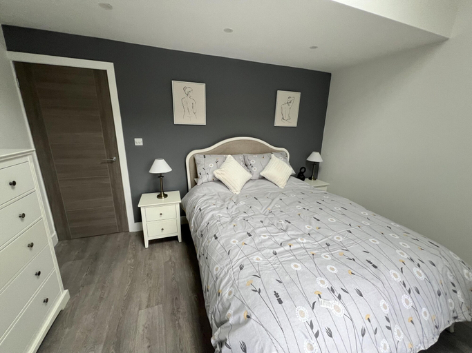 Room 4, Whole House -sleeps4-parking-garden-bikinghiking, Bury