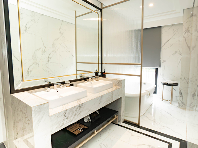 Bathroom 10