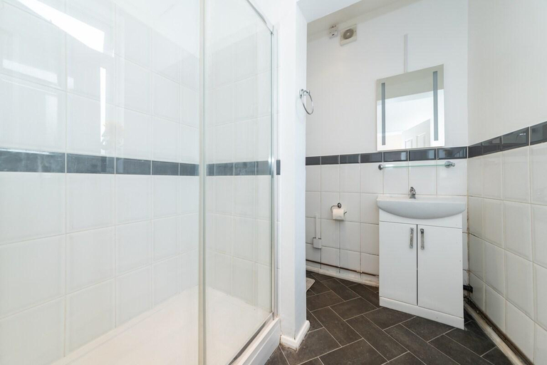 Bathroom 2, Free Parking 2Beds Close to Reading Station Wolsey, Reading