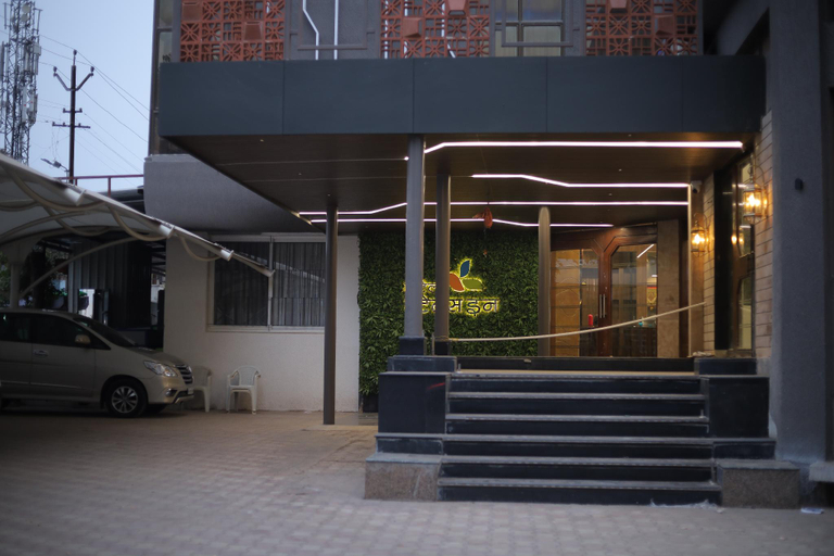 Exterior & Views