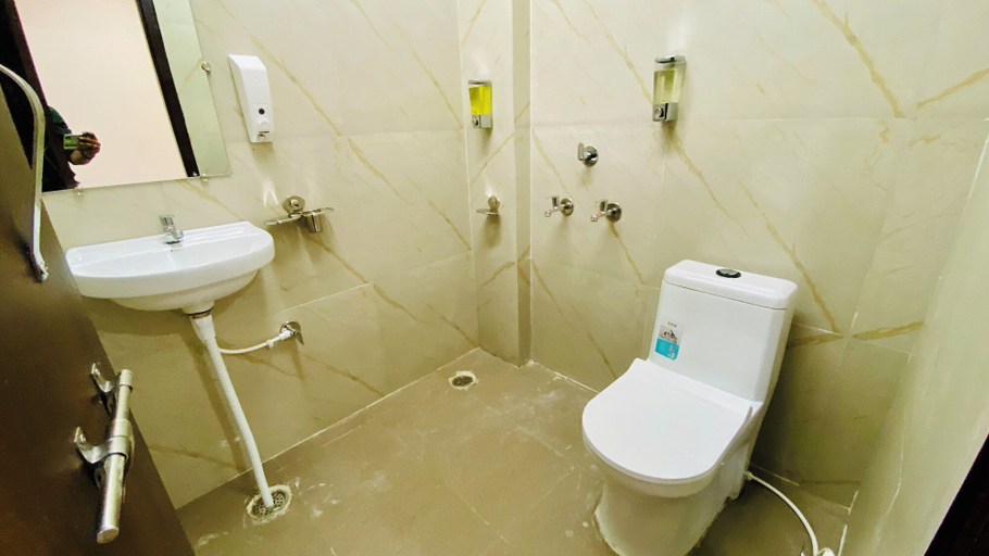 Bathroom 3, Stay 10 B&M, Indore