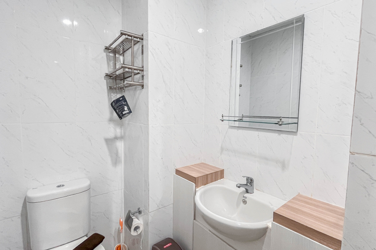 Bathroom 5, Comfy 1BR Apartment at Tamansari Skylounge Makassar By Travelio, Makassar