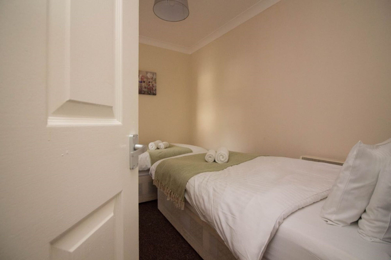 Bedroom 2, Stayzo Penthouse Accommodation 2- Premier Lodge, Southampton