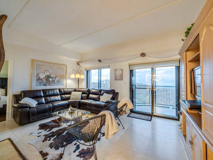 Room 2, Uhost AI 2BR Condo w Balcony Great Views, Avery