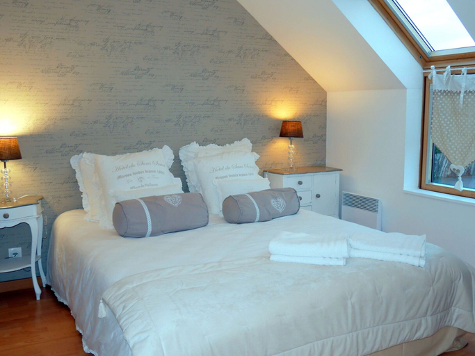 Room 4, Beachfront Holiday Home in Guisseny, Finistère
