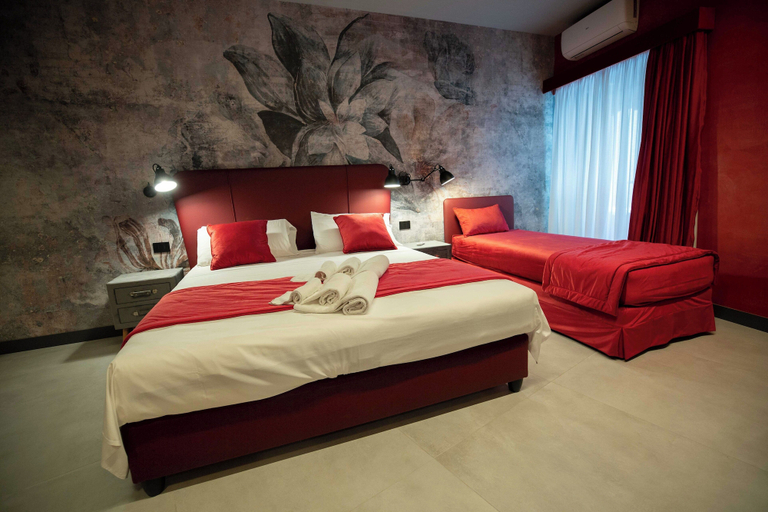 Bedroom 4, Lady Diamond, Napoli