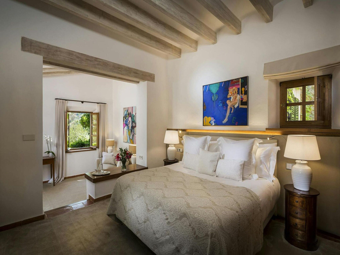 Room 5, Elegant Villa With Communal Space, Baleares