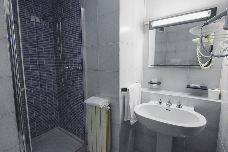 Bathroom 13