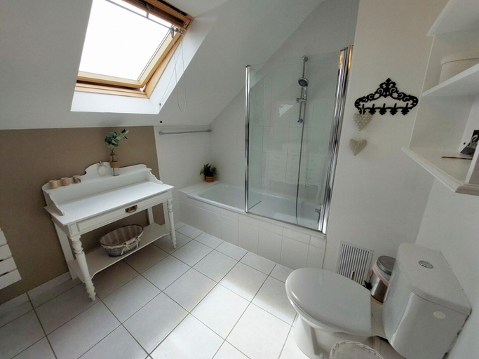 Bathroom 5, Beachfront Holiday Home in Guisseny, Finistère