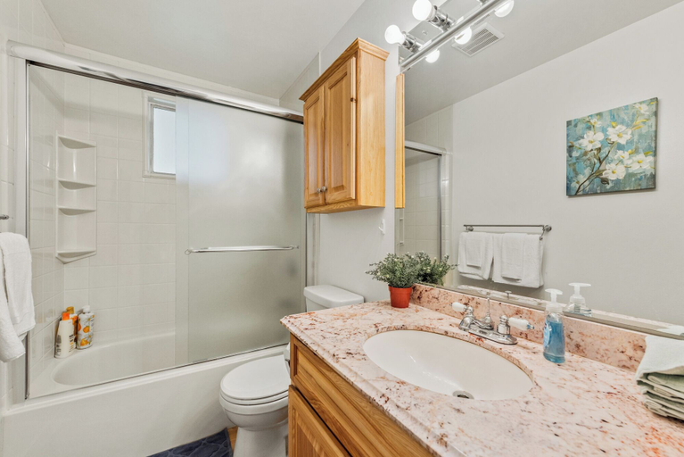Bathroom, Parkside Escape Oasis in Bellevue fully fenced, King