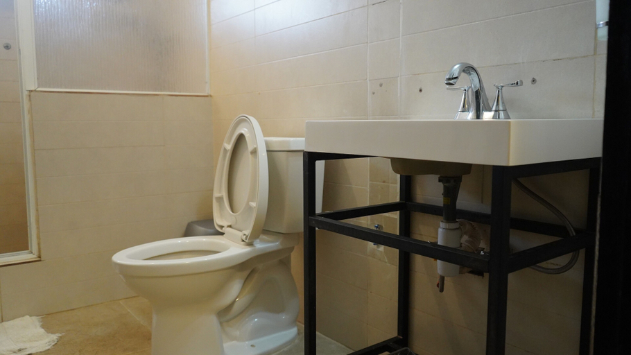Bathroom, City King Hotel Apartments, Greater Monrovia