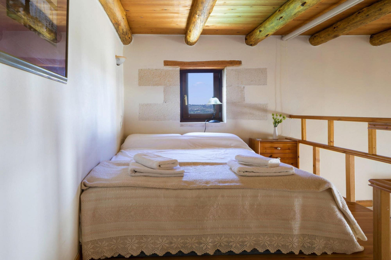 Room 3, Cozy Holiday Home With Pool and Whirlpool in Maheri, Crete