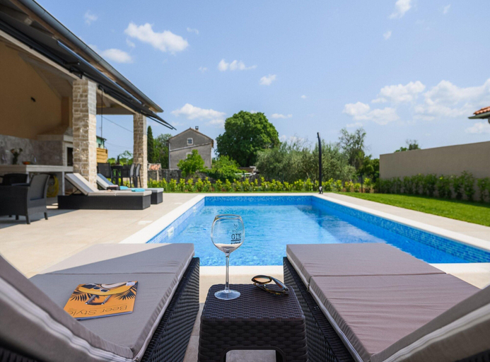 Pool 3, Villa in Serene Location, Kanfanar