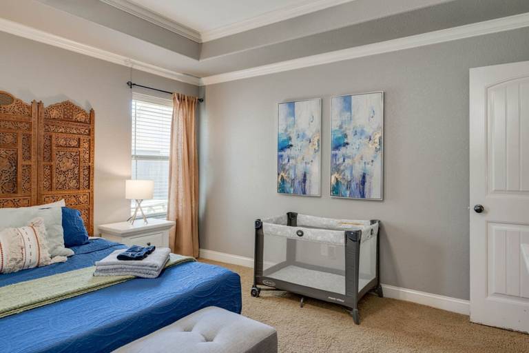 Room 3, 4bed 3bath Close2a M Santa s Wonderland Hospital L2 EV, Brazos