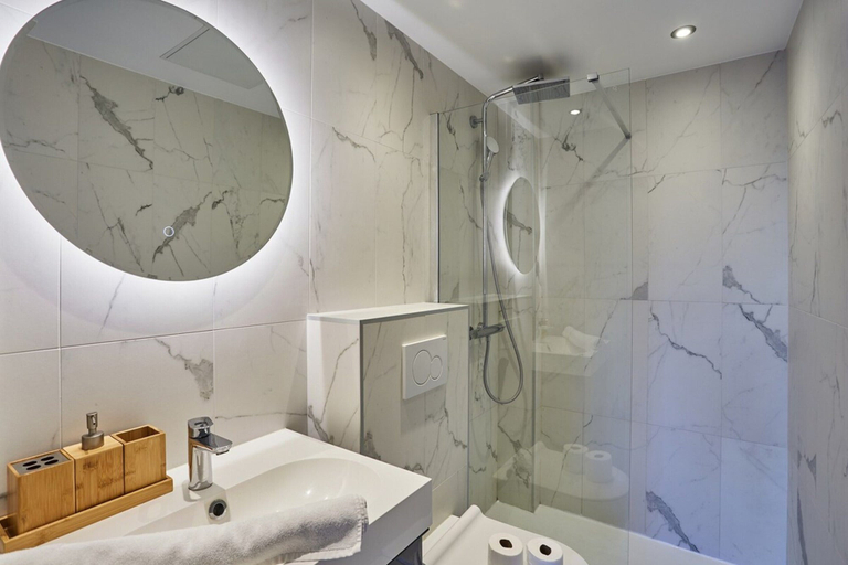 Bathroom, Grand Studio Porte Maillot/Arc de Triomphe, Paris