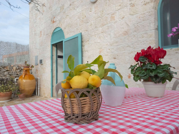 Dining 3, Trulli-style Chalet Near Forest Walks, Bari