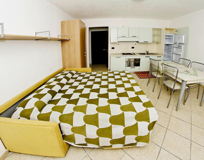 Room 4, Elegant Castellaro Apartment With Pool, Savona