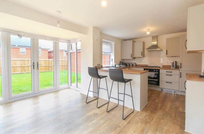 Private kitchen 4, Kettering - House - Stay 8 - Parking - Garden, Northamptonshire