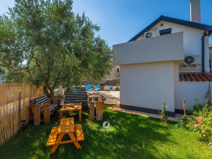 Exterior 2, Adorable Home With Private Garden and Bubble Bath, Marčana