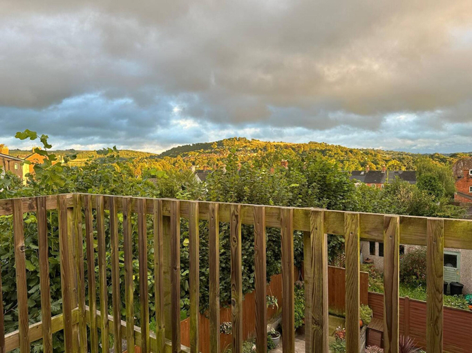 Room 2, Flat With the View in Stroud, Gloucestershire