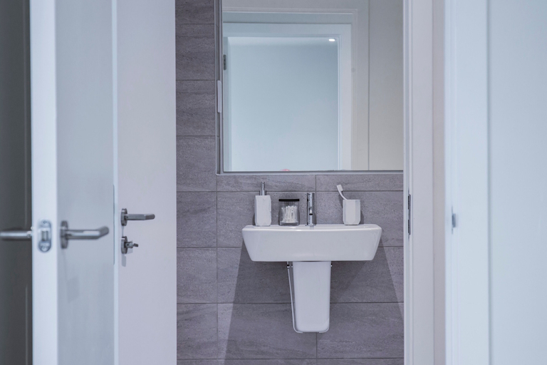 Bathroom 3, Central Trafford Apartment Free Parking, Manchester