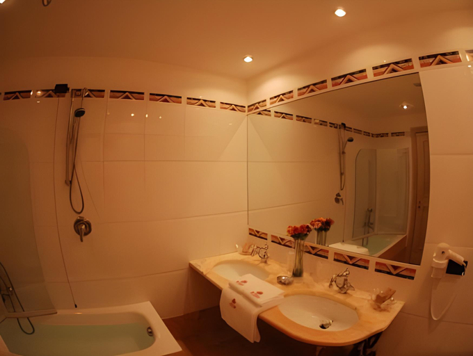 Bathroom 4, Hotel de La Ville, Roma
