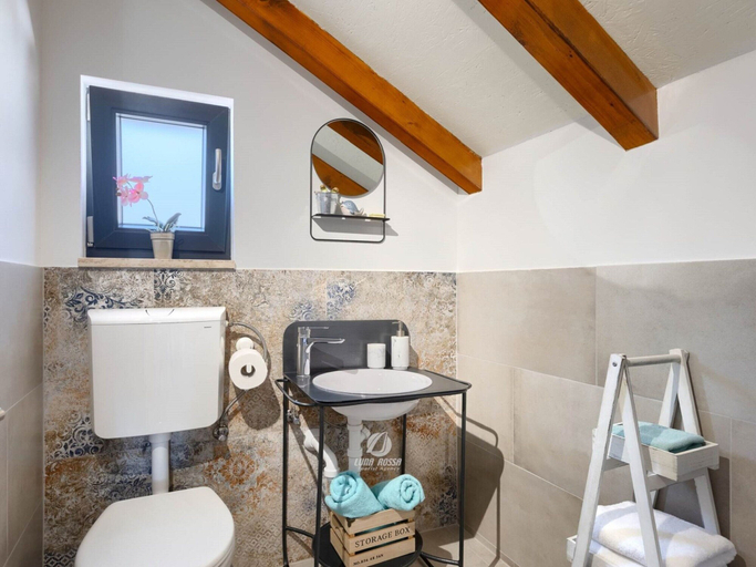 Bathroom 5, Adorable Home With Private Garden and Bubble Bath, Marčana