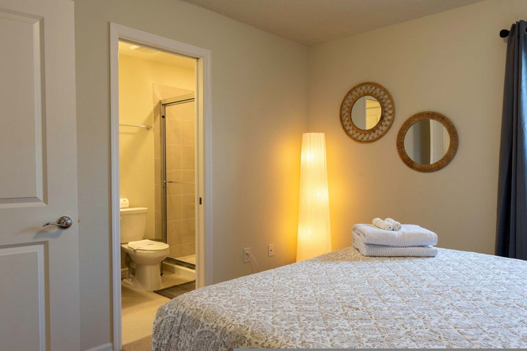 Room 4, Family Friendly 5BR Home Pool Patio Room for 10, Lake