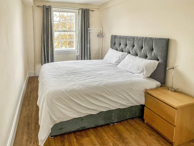 Room 2, Host Stay Apartment 4 Church Walk, Wiltshire