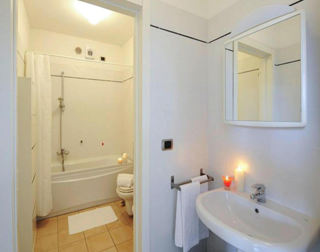 Bathroom 5, Modern Porlezza Apartment for 4, Como