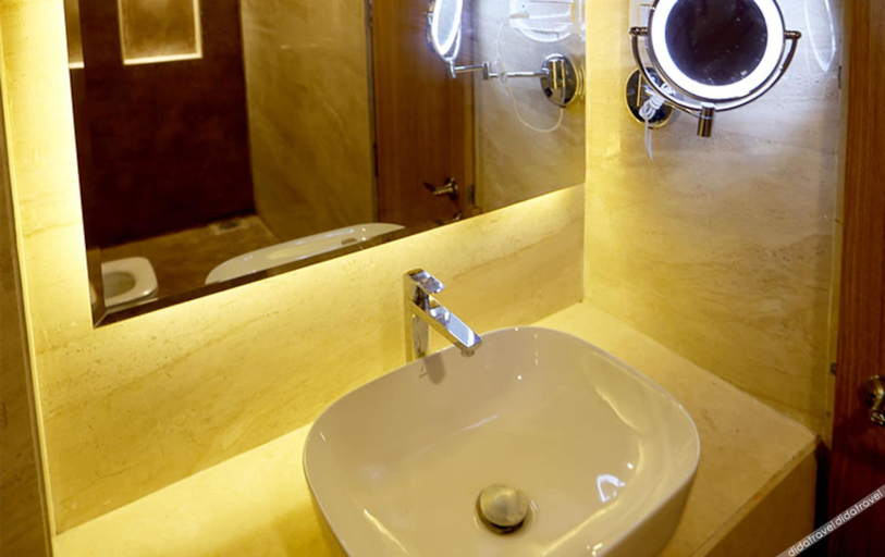 Bathroom 3, Silverador Boutique Hotel, Thane