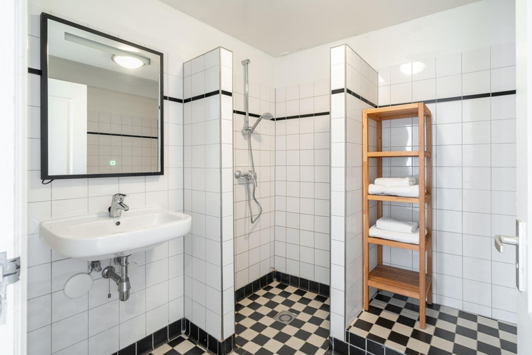 Bathroom 3, Amsterdam Centre Harbour Apartments, Amsterdam