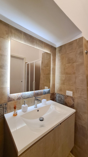 Bathroom 2, Trulli-style Chalet Near Forest Walks, Bari
