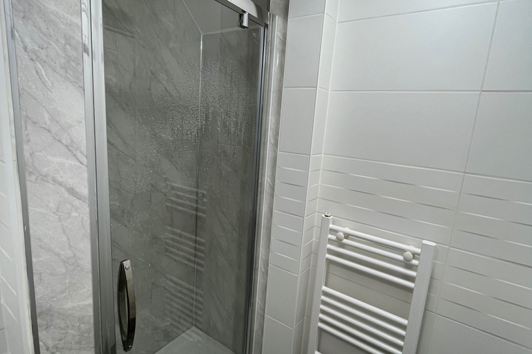Bathroom, Beach, Dreamland, Restaurants Nearby- Sunny Garden, Kent