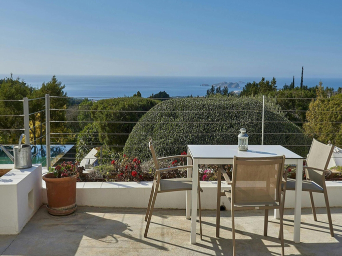 Dining 5, Holiday Home With Central Heating, Baleares