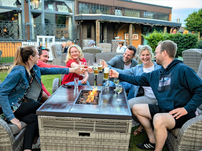 Outdoor dining, 4 Bedrooms, 2 Bathrooms, 2 Toilets, Spacious House, Friesland
