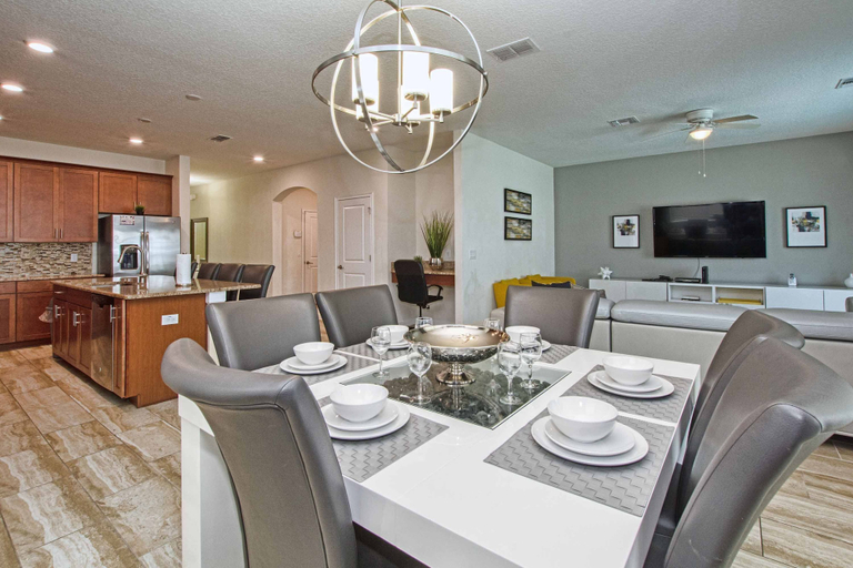 Room 4, Spacious 6 Bed Home With Pool in Prime Storey Lake, Osceola