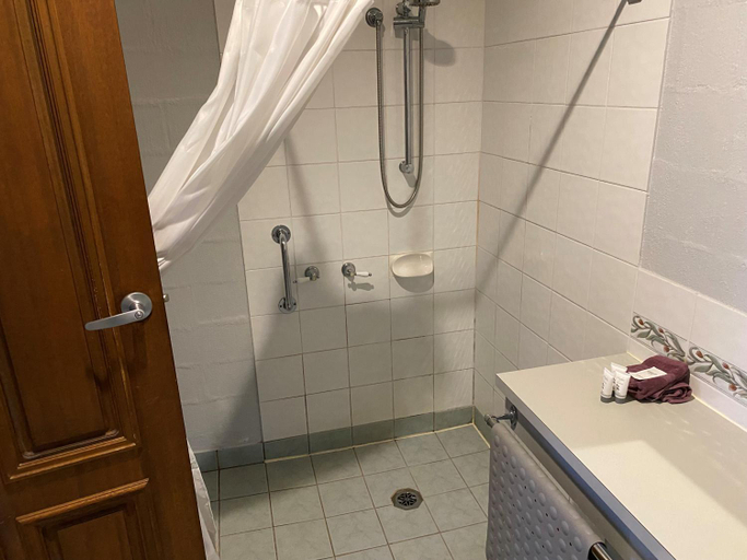 Bathroom 3, Corryong Country Inn, Towong - Pt B