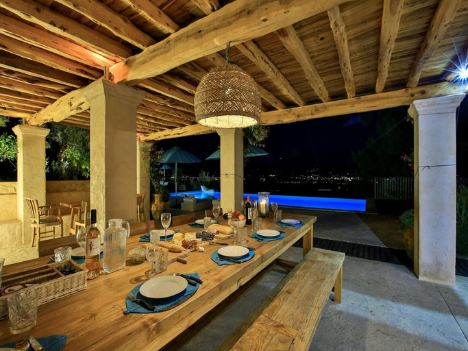Dining 2, Cozy Holiday Home With Outdoor Cinema, Baleares